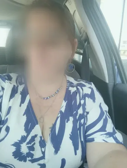 Amira, 40