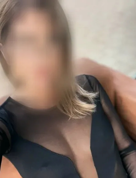 Amira, 29