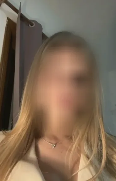 Büsra, 22