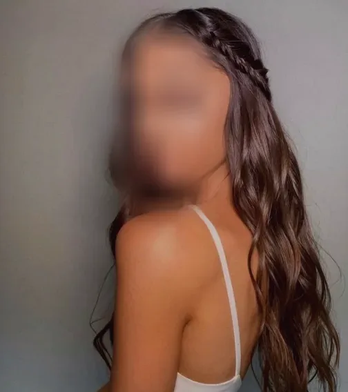 Daniela, 29