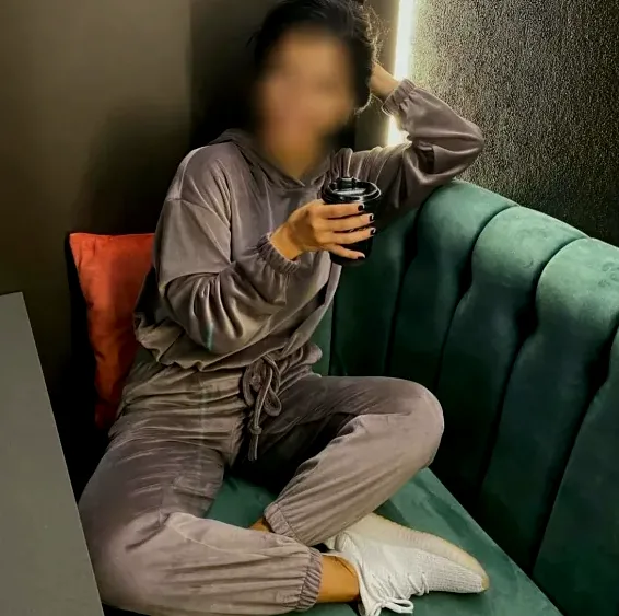 Elena, 33