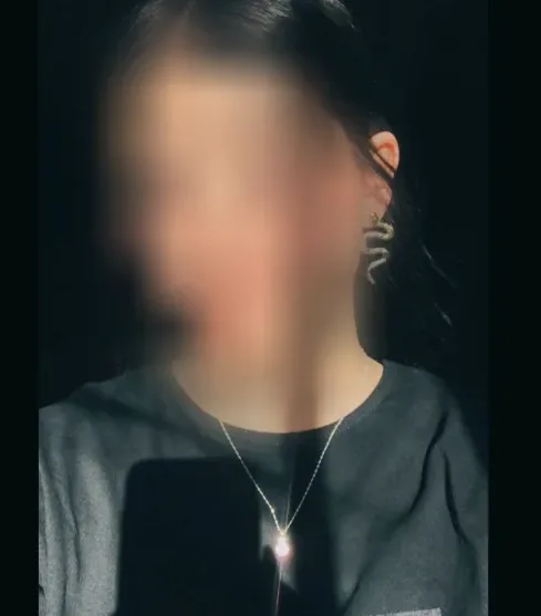 Mia, 21