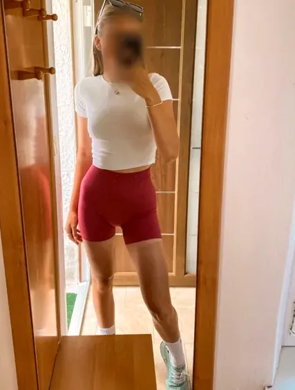 Sabrina, 27
